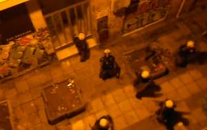 Αθήνα: ΜΑΤ προσπαθούν να εισβάλουν σε πολυκατοικία (vid)
