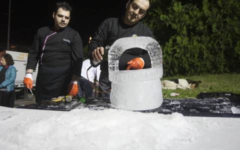 Μάγειρες δημιουργούν εντυπωσιακά γλυπτά στον πάγο