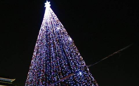 Δύο Χριστουγεννιάτικα δέντρα στην ίδια πλατεία!