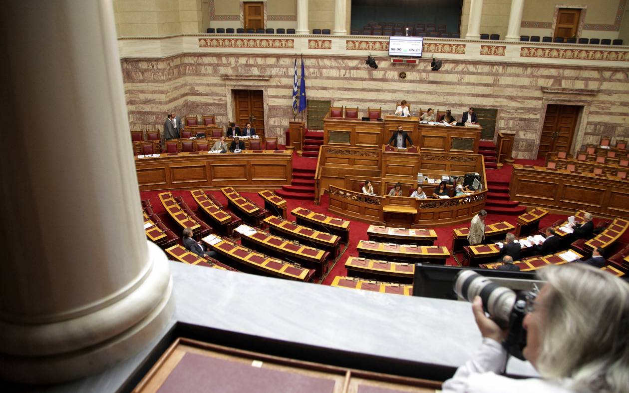 Βουλή: Έντονες αντιδράσεις για τις «τροπολογίες – ρουσφέτια»