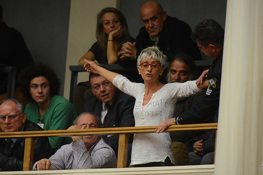 «Βρωμάτε προδότες»: Χαμός στη Βουλή με μια... μπλούζα! (pic)