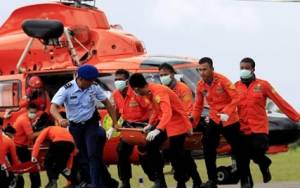 AirAsia: Σωσίβιο φορούσε ένα από τα θύματα