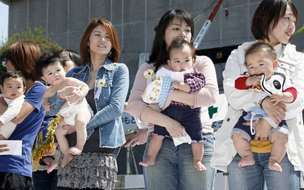Молодые мамы япония. Япония дети. Япония мама. Японская мать. Японская женщина с ребенком.