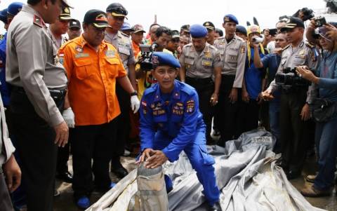 AirAsia: Εντοπίστηκε και πέμπτο «αντικείμενο» του αεροσκάφους