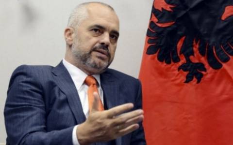 Στην πρόσοψη του πρωθυπουργικού μεγάρου ο χάρτης της «Μεγάλης Αλβανίας»!