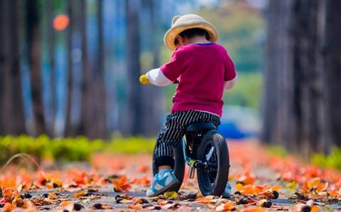 Μάθετε στο παιδί σας ποδήλατο με πέντε απλά βήματα (βίντεο)
