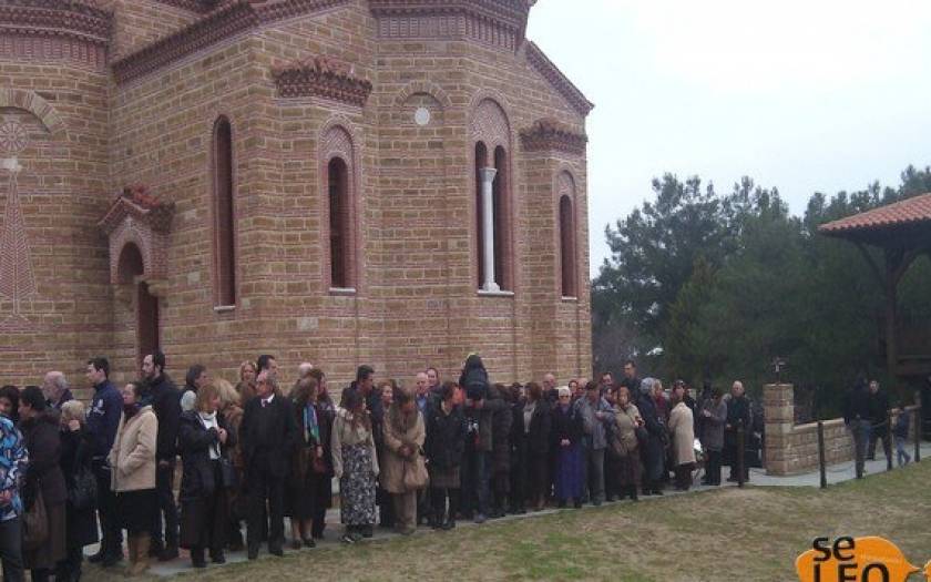 Πιστοί προσκύνησαν τον τάφο του γέροντα Παΐσιου (pics)