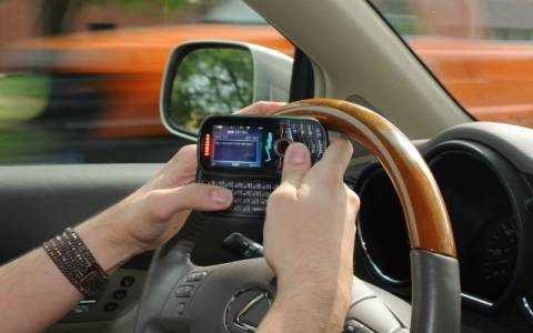 Ι.Ο.ΑΣ: Η χρήση του κινητού τηλεφώνου σκοτώνει την οδήγηση