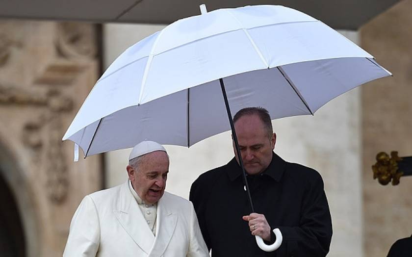 Βατικανό: Ο Πάπας μοιράζει... ομπρέλες στους άστεγους της Ρώμης