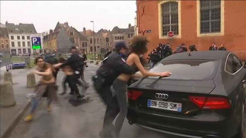 Γαλλία: Γυμνόστηθες FEMEN υποδέχθηκαν τον Στρος Καν (photos)