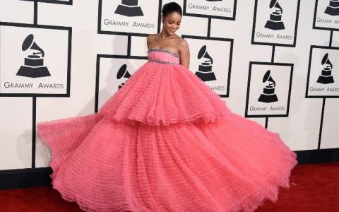 To φόρεμα της Rihanna έγινε meme (photos)