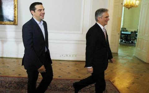 Der Standard: Μία διαγραφή χρέους ελπίδα για την  Ελλάδα, λύτρωση για την ΕΕ