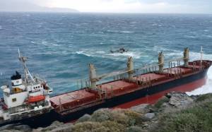 Αίσιο τέλος για το πλήρωμα φορτηγού πλοίου που προσάραξε στην Άνδρο