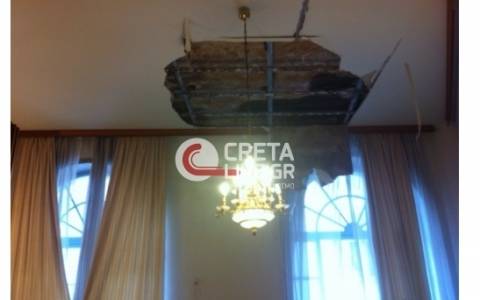 Ηράκλειο: Έπεσε η οροφή στο γραφείο του Δημάρχου (photos)