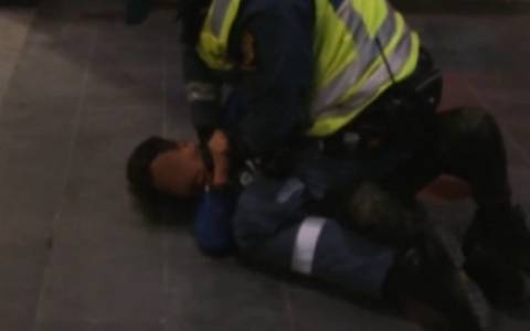 Σοκ: Αστυνομικός ξυλοκοπεί βάναυσα 9χρονο επειδή δεν είχε… εισιτήριο (video)