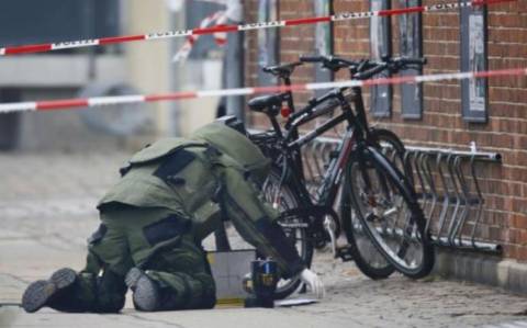 Κοπεγχάγη: Ειδικός εξουδετέρωσης εκρηκτικών μηχανισμών παραλαμβάνει ύποπτο πακέτο