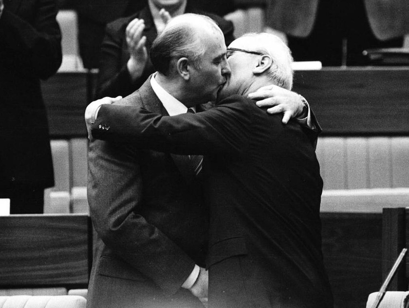 Ο Γκορμπατσόφ συγχαίρει τον Χόνεκερ για την επανεκλογή του στη θέση του Γενικού Γραμματέα του Ενιαίου Σοσιαλιστικού Κόμματος (ΕΣΚΓ) της Λαϊκής Δημοκρατίας της Γερμανίας,21 Απριλίου 1986