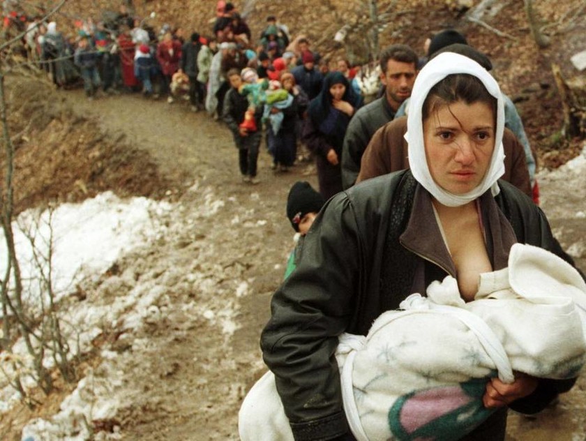 Πόλεμος Κόσοβο: Αλβανίδα πρόσφυγας θηλάζει το μωρό της στο δρόμο για τα Σκόπια, 30 Μαρτίου 1999