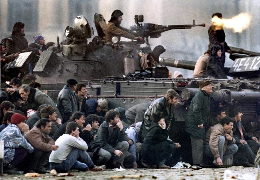 Άμαχοι προστατεύονται από πυρά στην πλατεία Republican του Βουκουρεστίου, κατά τη διάρκεια αναταραχών λόγω Τσαουσέσκου, 22 Δεκεμβρίου 1989 