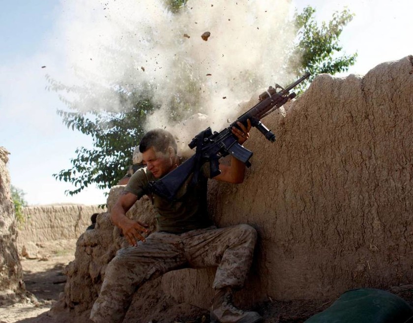Αμερικανός πεζοναύτης δέχεται πυρά από Ταλιμπαν στο Αφγανιστάν, 18 Μαΐου 2008
