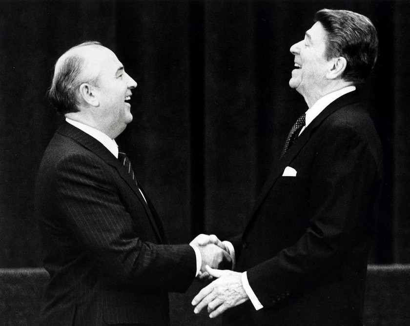 Συμφωνία προέδρων και… όπλων στη Γενεύη. Ρϊγκαν και Γκορμπατσόφ στις καλές τους, 19 Νοεμβρίου 1985