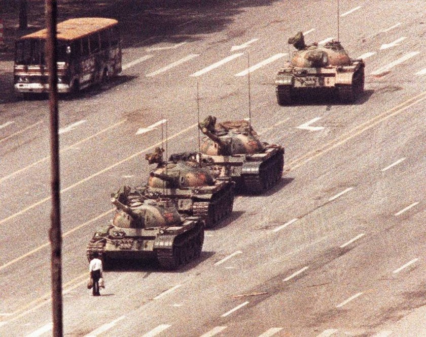 Άνδρας μπροστά σε τανκς στη Λεωφόρο της Ειρήνης του Πεκίνο, 5 Ιουνίου 1989  
