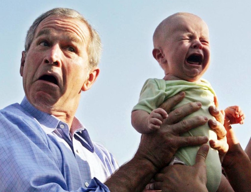 Άτυχο μωράκι στα χέρια του Τζορτζ Μπους, λίγο πριν γευματίσει με τη Μέρκελ στη Γερμανία, 13 Ιουλίου 2006     