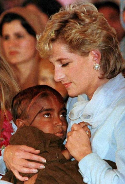Η Πριγκίπισσα Νταϊάνα κρατά μωράκι με καρκίνο σε νοσοκομείο του Πακιστάν, 22 Φεβρουαρίου 1997 