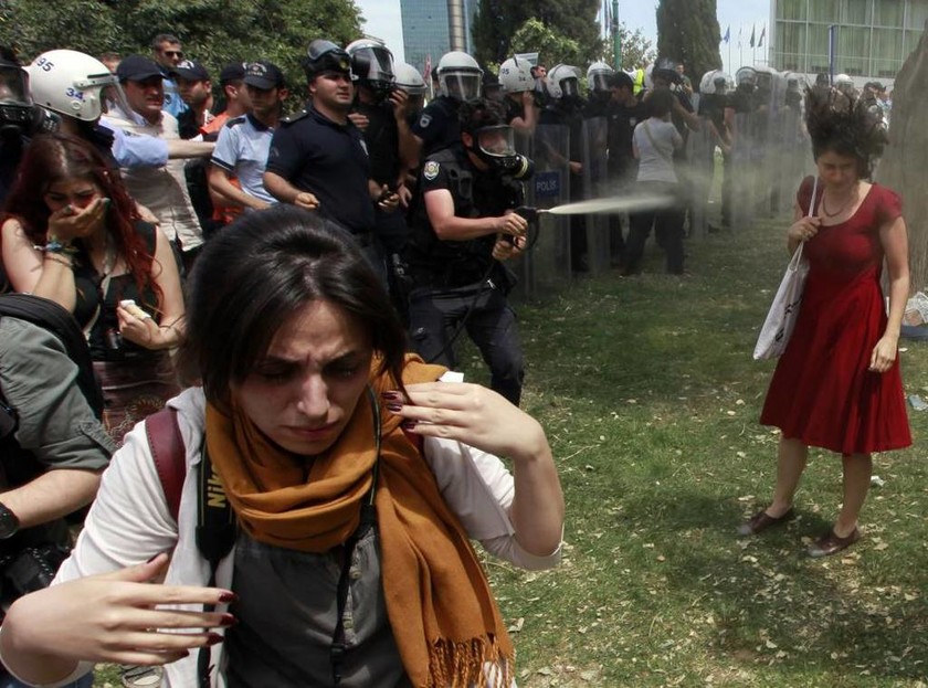 Αστυνομικοί κάνουν χρήση δακρυγόνων σε διαμαρτυρία κατά της καταστροφής δέντρων στην πλατεία της Κωνσταντινούπολης, Ταξίμ, 28 Μαΐου 2013 