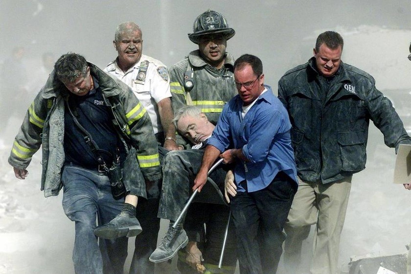 Ο επικεφαλής της Πυροσβεστικής της Νέας Υόρκης ανασύρεται νεκρός από τα συντρίμμια των «Δίδυμων Πύργων», 11 Σεπτεμβρίου 201