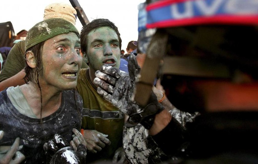 Αντιδρώντας στο σχέδιο απόσυρσης του ισραηλινού στρατού από τη Γάζα σε αστυνομικό ειδικής μονάδας εκκένωσης, 18 Απριλίου 2005