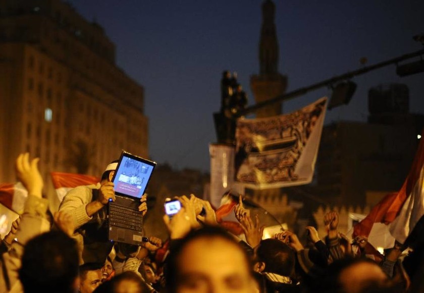Πανηγυρισμοί (μέσω… laptop) στην πλατεία Tahrir του Καΐρου, μετά την πτώση του προέδρου Μουμπάρακ, 11 Φεβρουαρίου 2011