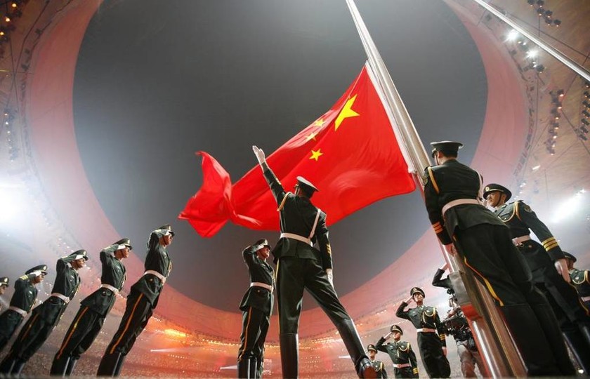 Έπαρση της κινεζικής σημαίας στην τελετή έναρξης των Ολυμπιακών Αγώνων του Πεκίνου, 8 Αυγούστου 2008    