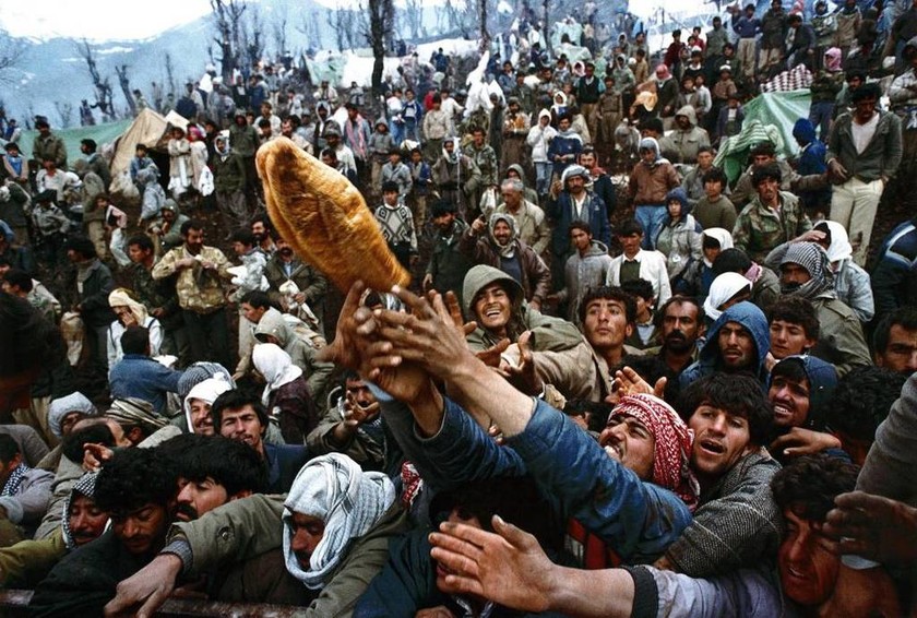 Κούρδοι πρόσφυγες στα τουρκικο-ιρακινά σύνορα. Τράπηκαν σε φυγή από δυνάμεις πιστές στον Σαντάμ Χουσεΐν, 5 Απριλίου 1992