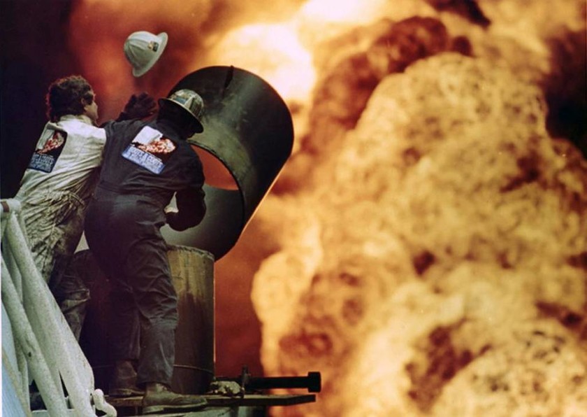 Δυνάμεις του Σαντάμ Χουσεΐν πυρπολούν πετρελαιοπηγή στο Κουβέιτ, 30 Μαρτίου 1991 