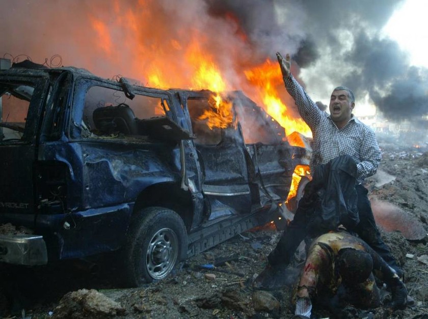 Λιβανέζος φωνάζει για βοήθεια μετά την έκρηξη βόμβας σε παγιδευμένο αυτοκίνητο, 14 Φεβρουαρίου 2005   