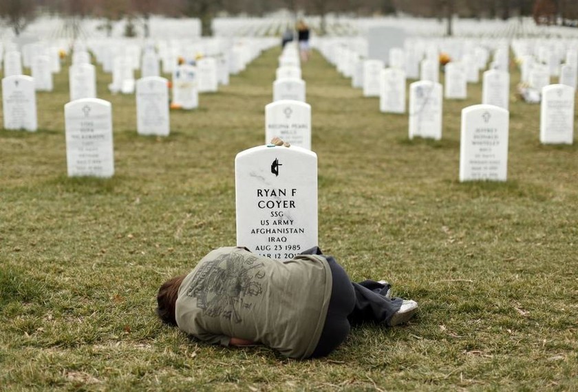 Στον τάφο του αδερφού της, Αμερικανού πεζοναύτη, που υπηρέτησε σε Ιράκ και Αφγανιστάν, 11 Μαρτίου 2013