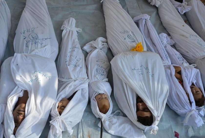 Πτώματα μετά από επίθεση που πιστεύεται ότι έγινε με νευροπαραλυτικά αέρια από δυνάμεις πιστές στο καθεστώς Bashar al-Assad, στη Δαμασκό της Συρίας, 21 Αυγούστου 2013