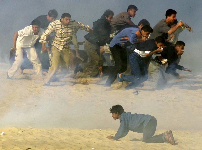 Παλαιστίνιοι προσπαθούν να αποφύγουν τα δακρυγόνα Ισραηλινών στρατιωτών στη Γάζα, 20 Οκτωβρίου 2000