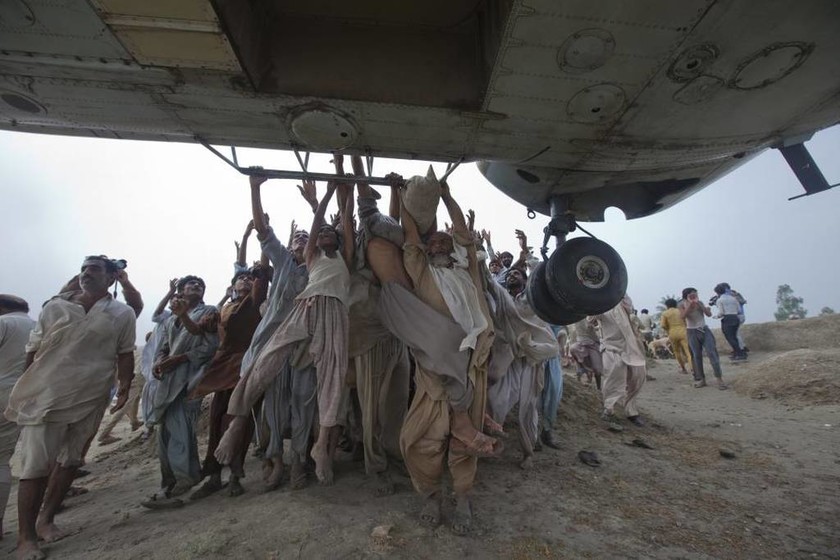 Ελικόπτερο του στρατού που έφθασε για να προσφέρει βοήθεια σε Πακιστανούς, μετά τις πλημμύρες στο Punjab, 7 Αυγούστου 2010  