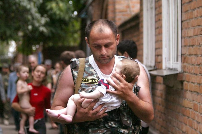 Ρώσος αστυνομικός απομακρύνει μωρό μετά την επίθεση ενόπλων σε σχολείο στη Βόρεια Οσσετία, 2 Σεπτεμβρίου 2004 