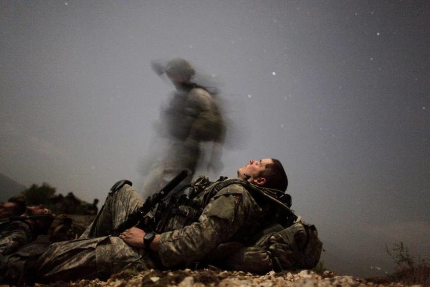 Ξεκούραση κατά τη διάρκεια νυχτερινής αποστολής στο Αφγανιστάν, 12 Αυγούστου 2009  