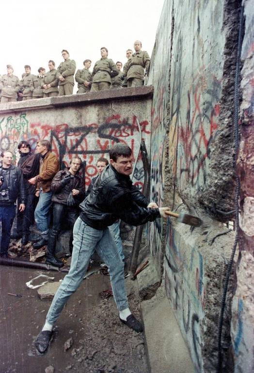 Και κάπως έτσι ξεκίνησε η αρχή της πτώσης του τείχους του Βερολίνου, 11 Νοεμβρίου 1989 