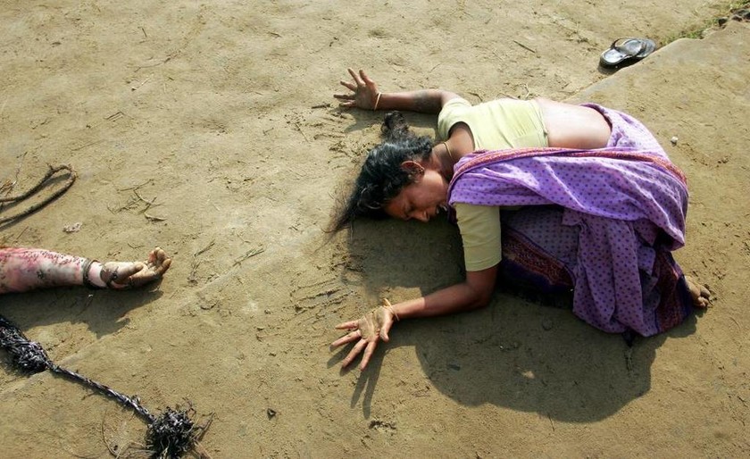 Ινδή θρηνεί συγγενή της που έχασε τη ζωή του σε τσουνάμι στο Madras, 28 Δεκεμβρίου 2004