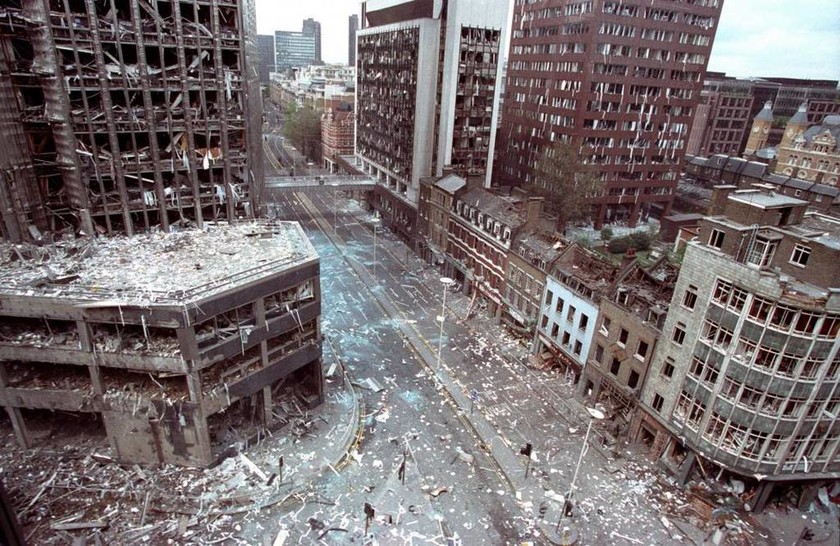 Ό,τι άφησαν πίσω τους οι εκρήξεις δύο βομβών του IRA στο Λονδίνο, 24 Απριλίου 1993   