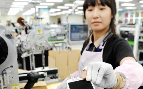 Η Samsung «παγώνει» τους μισθούς για πρώτη φορά από το 2009