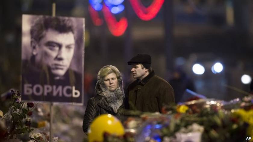 Ρωσία: Σήμερα η κηδεία του Νεμτσόφ - Επέστρεψε στο Κίεβο η σύντροφός του