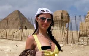 Αίγυπτος: Πορνοστάρ γύρισε «ροζ» video στις Πυραμίδες! (videos)