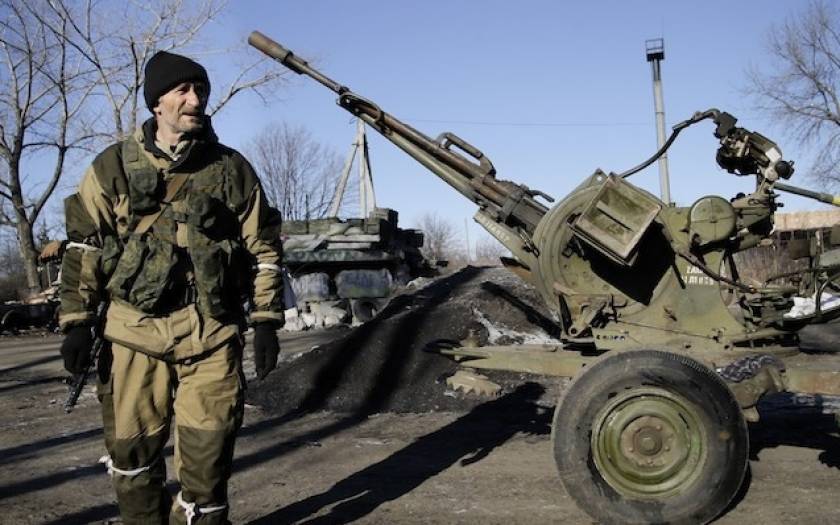 Ουκρανία: Οι φιλορώσοι αντάρτες αποσύρουν τα βαρέα όπλα