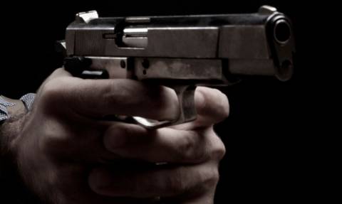 Σοκ στην Κόρινθο: Πυροβόλησε 72χρονη μέσα στο σπίτι της